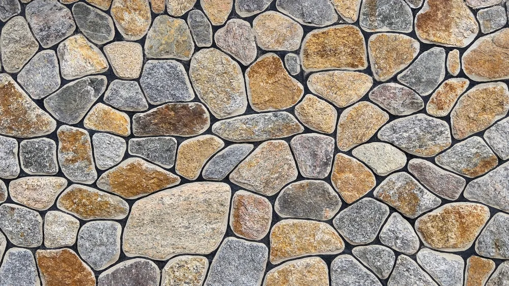Aménagement extérieur : conseils étape par étape pour poser des palissades en pierre